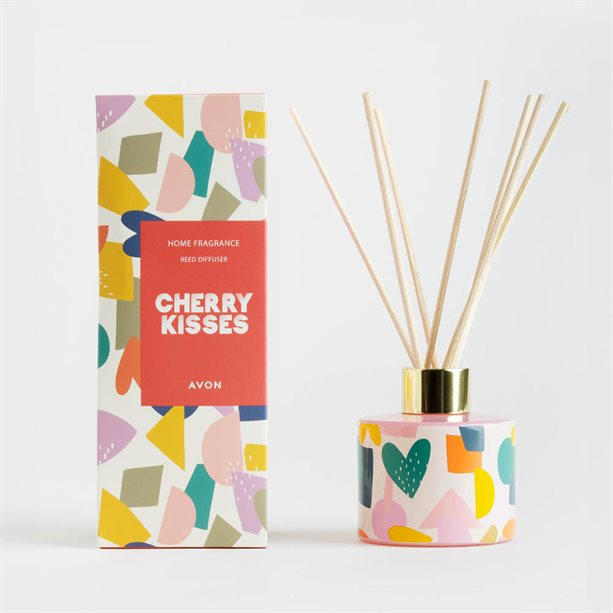 Diffusore a bastoncini Cherry Kisses in vetro con fragranza fruttata alla ciliegia, gelsomino e vaniglia, ideale per profumare la casa. - 8 | Avon