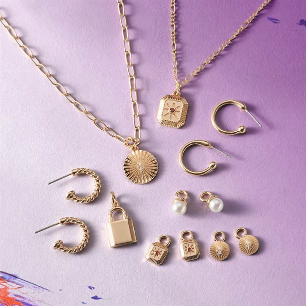 Set collane e orecchini Olive | Avon Set collane e orecchini Olive placcati oro con due collane e tre ciondoli abbinati, perfetti per un look creativo e di stile. - 16 | Avon