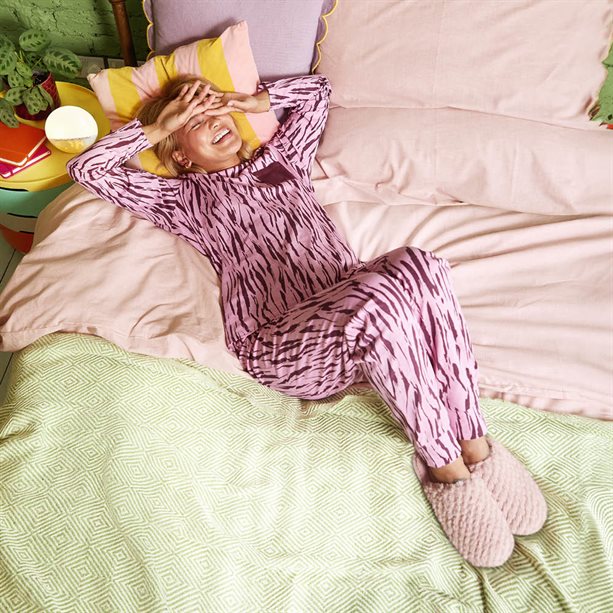 Pigiama Paint Stroke rosa in puro cotone con dettagli bordeaux, composto da maglia a maniche lunghe e pantaloni aderenti, ideale per un sonno confortevole. - 1 | Avon