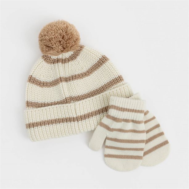 Set berretto e guanti Mini Me Lestari in tessuto a coste con righe crema e marrone chiaro, completo di pompon e perfetto come regalo natalizio. - 18 | Avon