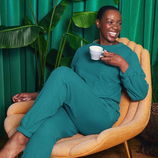 Set per il Tempo Libero Waffle | Avon Set per il tempo libero Waffle in morbido tessuto a maglia, composto da maglia a maniche lunghe a palloncino e pantaloni jogger lunghi con laccetto, ideale per il relax. - 17 | Avon