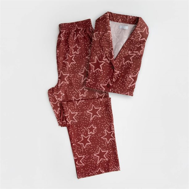 Pigiama da donna in satin color bordeaux con stampa stellata, composto da maglia a maniche lunghe abbottonata e pantaloni a gamba dritta. - 15 | Avon