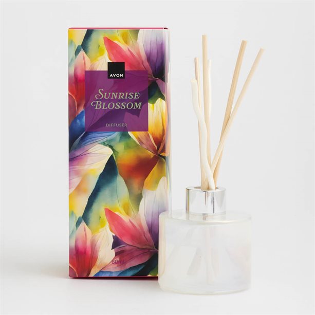 Diffusore a bastoncini Sunrise Blossom con boccetta in vetro scultoreo e bastoncini in rattan naturale, fragranza ibisco e osmanto. - 15 | Avon