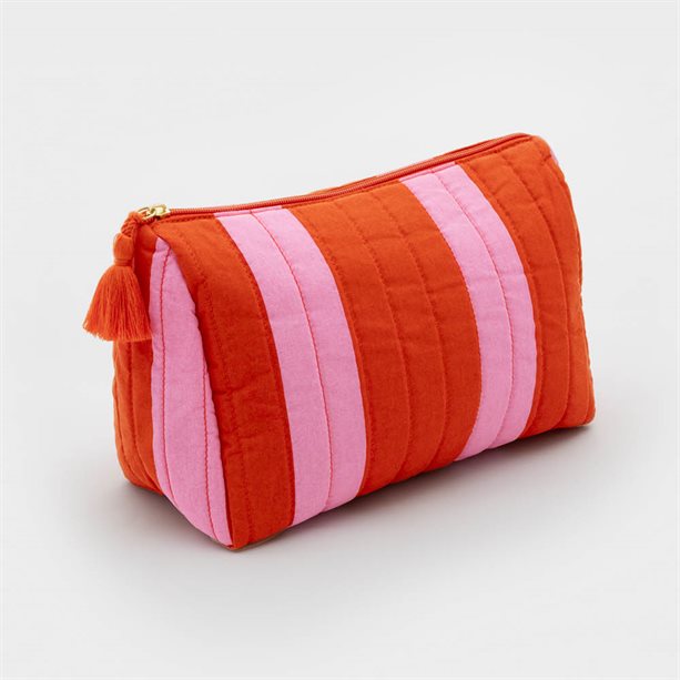 Necessaire da Viaggio Amara | Avon Necessaire da viaggio Amara con vivace stampa a righe rosa e rosse, realizzato in cotone riciclato, dotato di chiusura zip per organizzare cosmetici e accessori make-up. - 26 | Avon