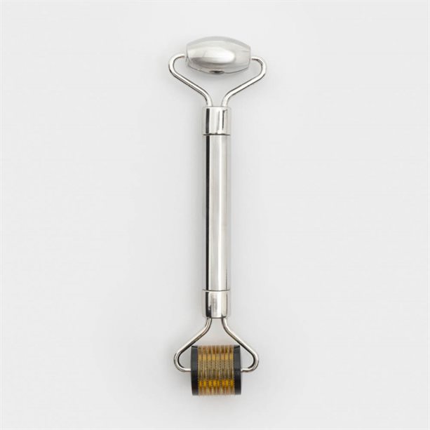 Roller viso 2-in-1 con microaghi per levigare, uniformare e affinare la grana della pelle, migliorando luminosità e radiosità. - 32 | Avon