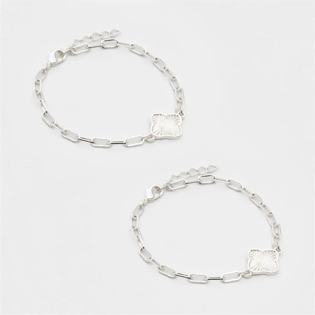 Set di 2 bracciali Tillie con catene a maglia graffetta e quattro ciondoli a forma di quadrifoglio scintillanti per bracciale, simbolo di speranza e fortuna. - 7 | Avon