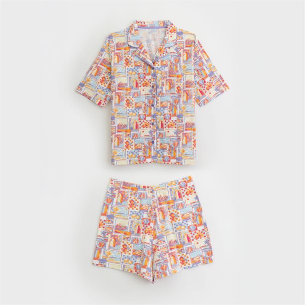 Pigiama Corto Postcard Print | Avon Pigiama corto estivo da uomo/donna con stampa postcard, composto da maglietta leggera e pantaloncini morbidi, ideale per notti calde. - 8 | Avon