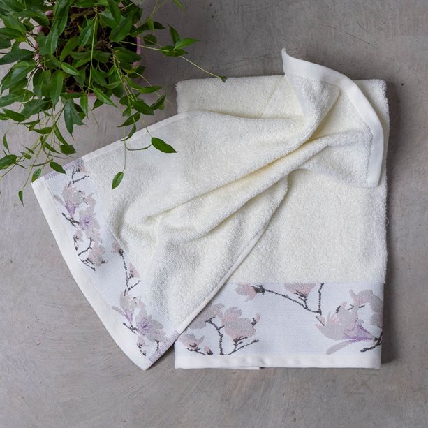 Set di 2 asciugamani Magnolia in morbido tessuto vellutato, ideali per un'asciugatura rapida e delicata, con un elegante design floreale. - 0 | Avon